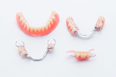 The image shows a set of dentures with teeth on display, arranged in a way that suggests they are being presented or sold.